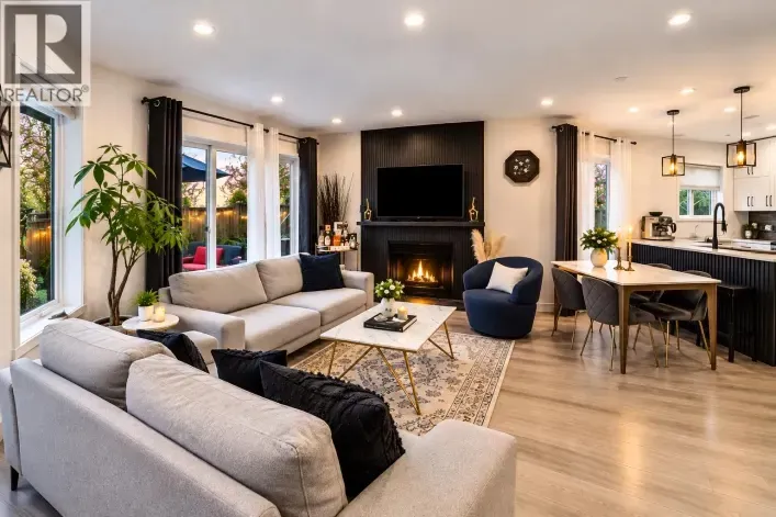 7 848 W 16TH STREET, North Vancouver