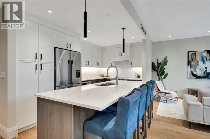 7 GRAND RIVER Street N Unit# 202, Paris