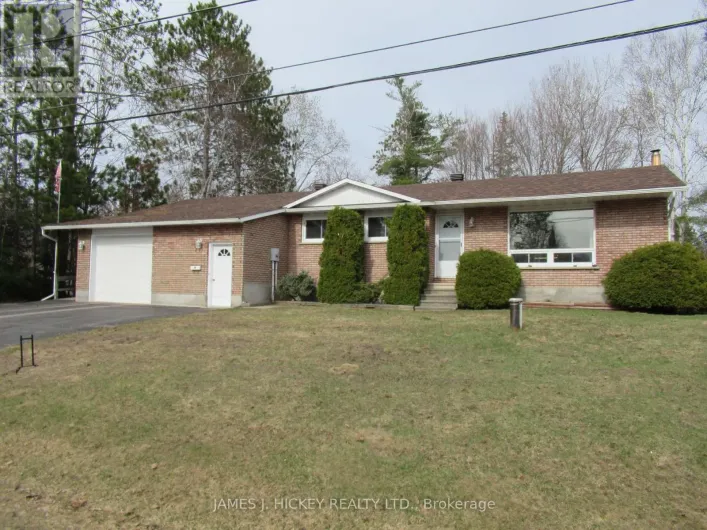7 MARTIN STREET, Laurentian Hills