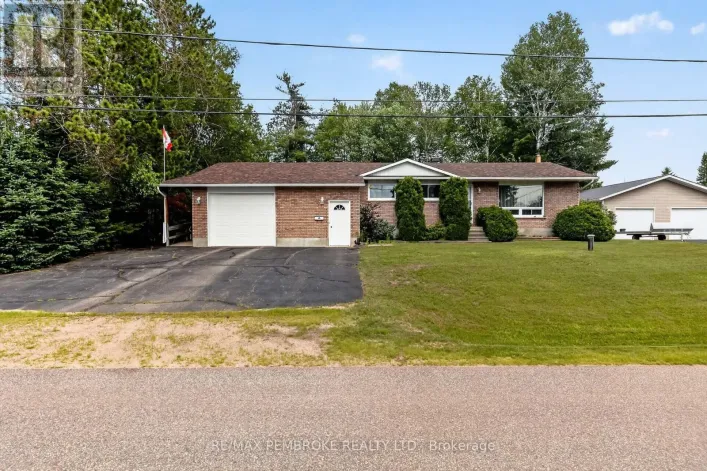 7 MARTIN STREET, Laurentian Hills