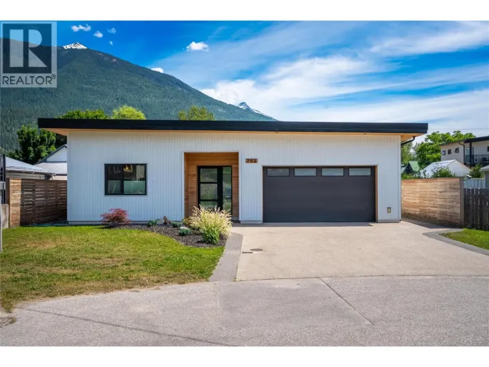 702 Center Street, Revelstoke
