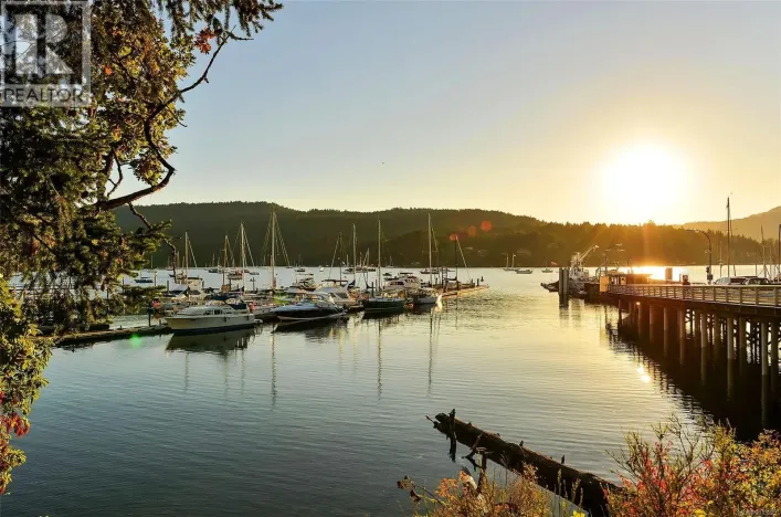 7037 WALLACE Dr, Central Saanich