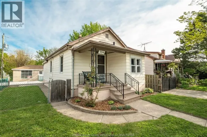 704 CHARLOTTE, Windsor
