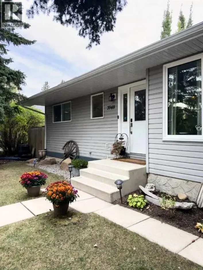 7048 61 Avenue NW, Calgary