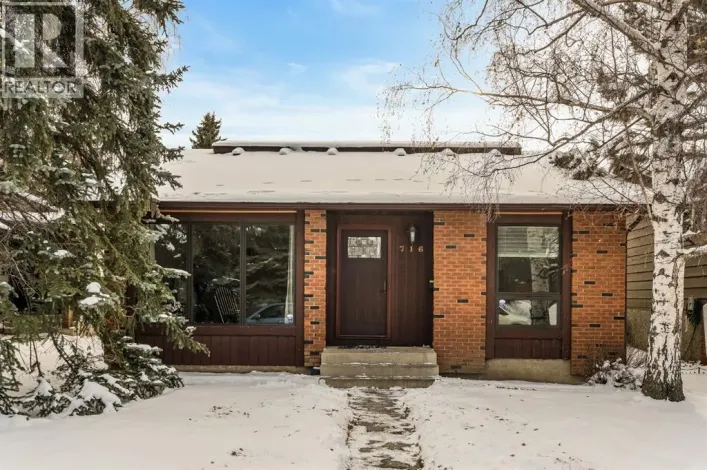 716 Coach Bluff Crescent SW, Calgary