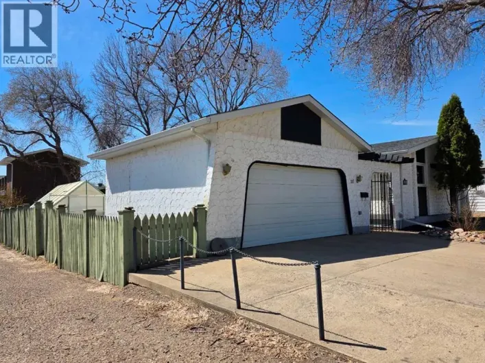 717 3 Street NW, Medicine Hat