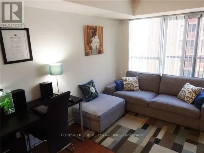 720 - 35 SARANAC BOULEVARD, Toronto