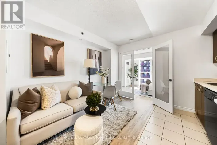 721 - 35 SARANAC BOULEVARD, Toronto