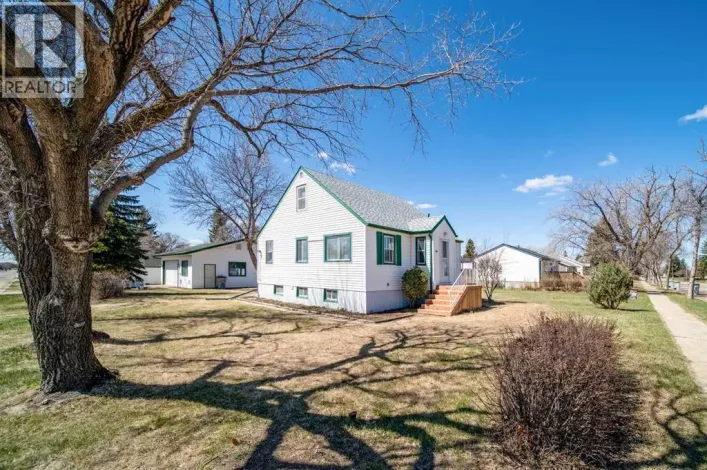 737 9 Avenue, Wainwright