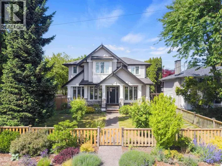 738 E 13TH STREET, North Vancouver