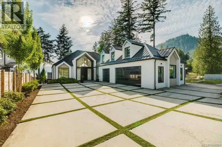 7380 Lakefront Dr, Lake Cowichan