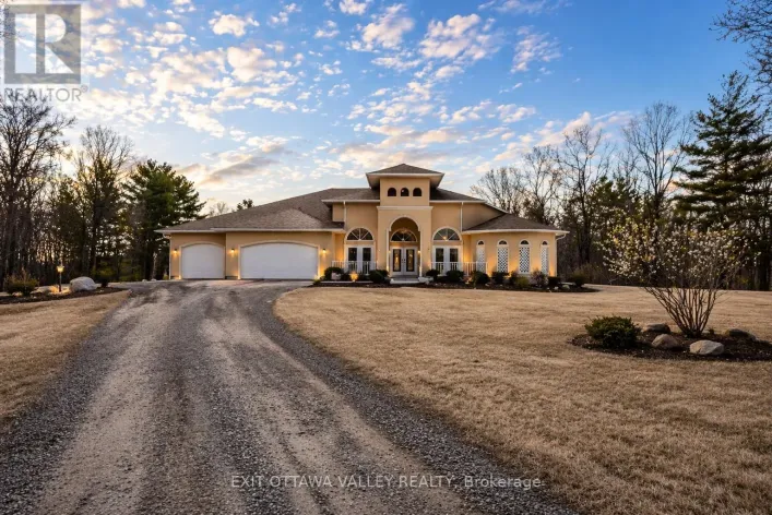 740 WALFORD ROAD, Laurentian Valley