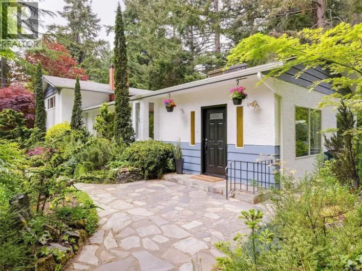 743 Helvetia Cres, Saanich