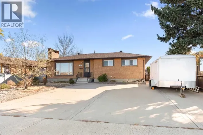 751 Mccutcheon Drive NW, Medicine Hat