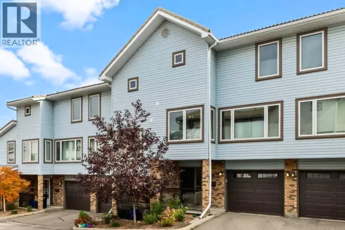 76 Coachway Gardens SW, Calgary