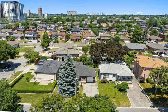 76 LAWNSIDE DRIVE, Toronto