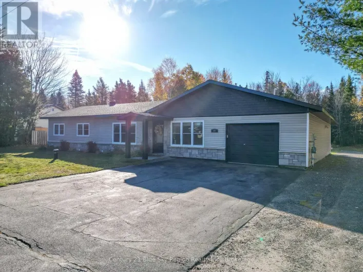 77 BERKLEY BOULEVARD, North Bay