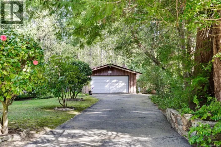 780 Helvetia Cres, Saanich