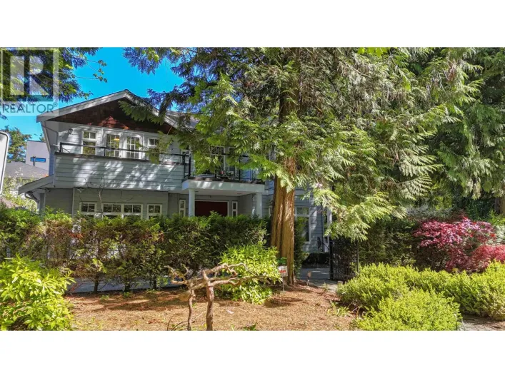 786 W 17TH STREET, North Vancouver