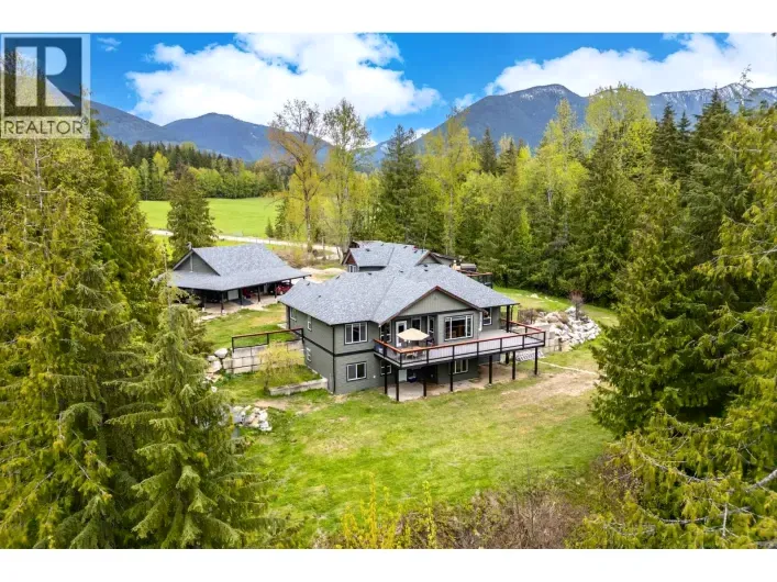 House for sale: 787 Crescent Bay Road, Nakusp