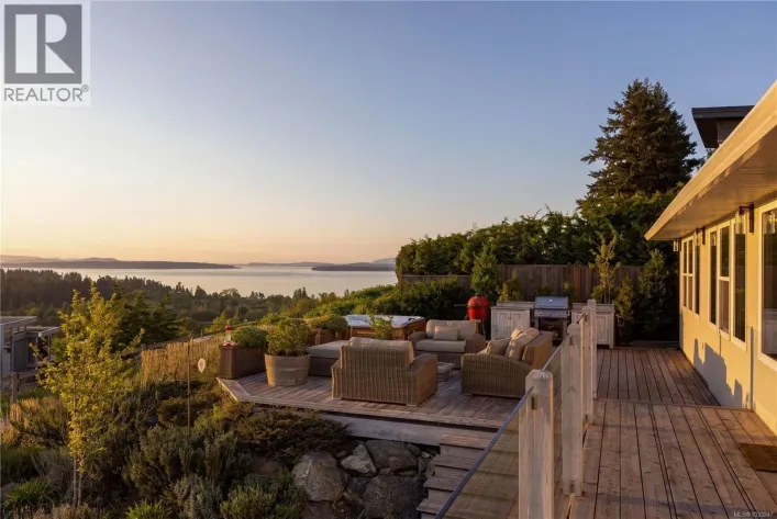 790 Del Monte Pl, Saanich
