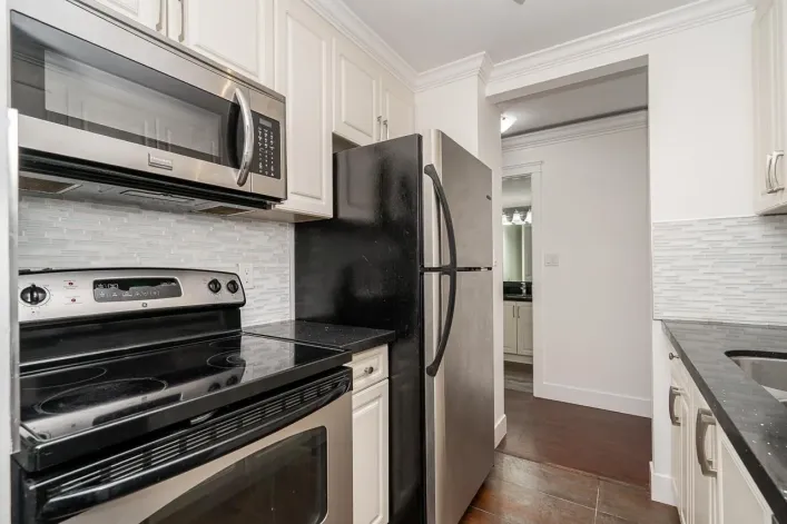 8 1850 E SOUTHMERE CRESCENT, Surrey