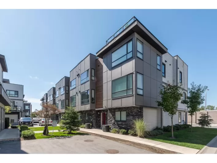 8 19631 55A AVENUE, Langley