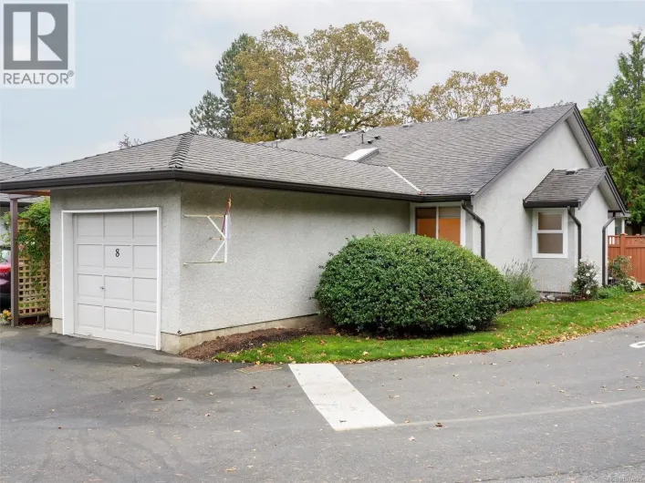 8 2070 Amelia Ave, Sidney