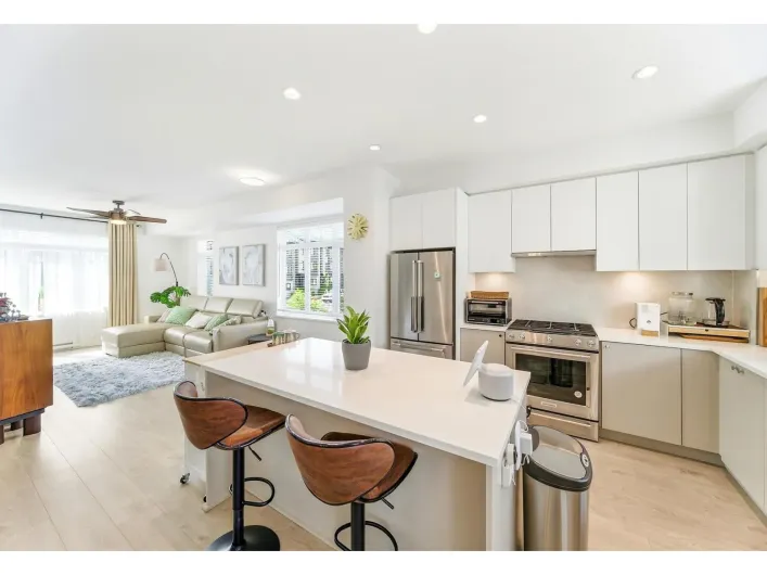 8 2070 OAK MEADOWS DRIVE, Surrey
