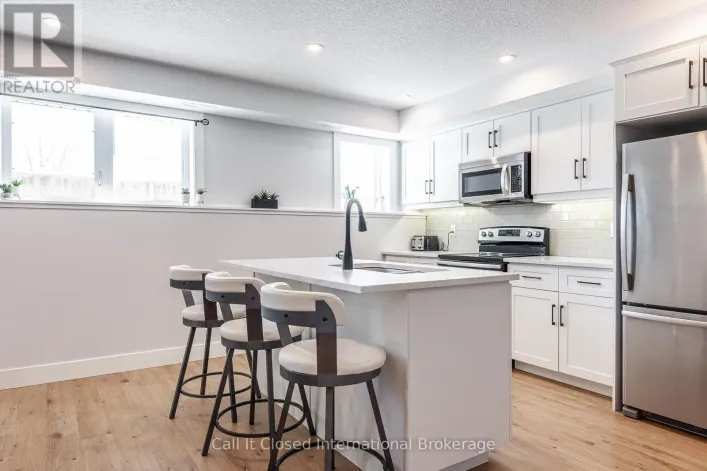 Apartment for sale: 8 - 3192 VIVIAN LINE 37 LINE, Stratford