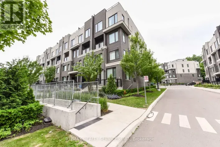 Row / Townhouse for sale: 8 - 3476 WIDDICOMBE WAY, Mississauga