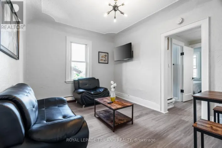 8 - 425 MCKENZIE AVENUE, London South