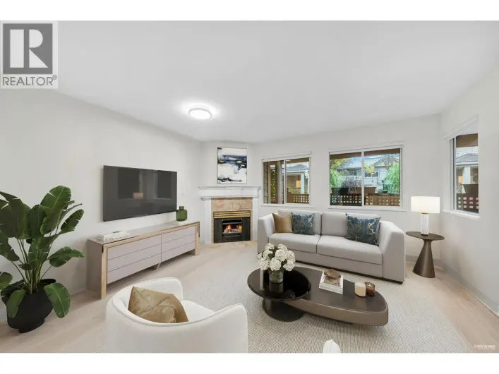 8 815 TOBRUCK AVENUE, North Vancouver