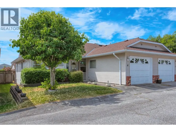 Row / Townhouse for sale: 8 820 KIWANIS WAY, Gibsons