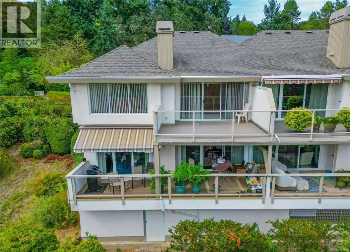 8 895 Royal Oak Ave, Saanich