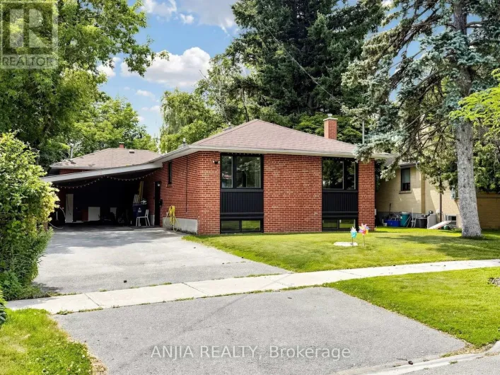 8 APPLEFIELD DRIVE, Toronto