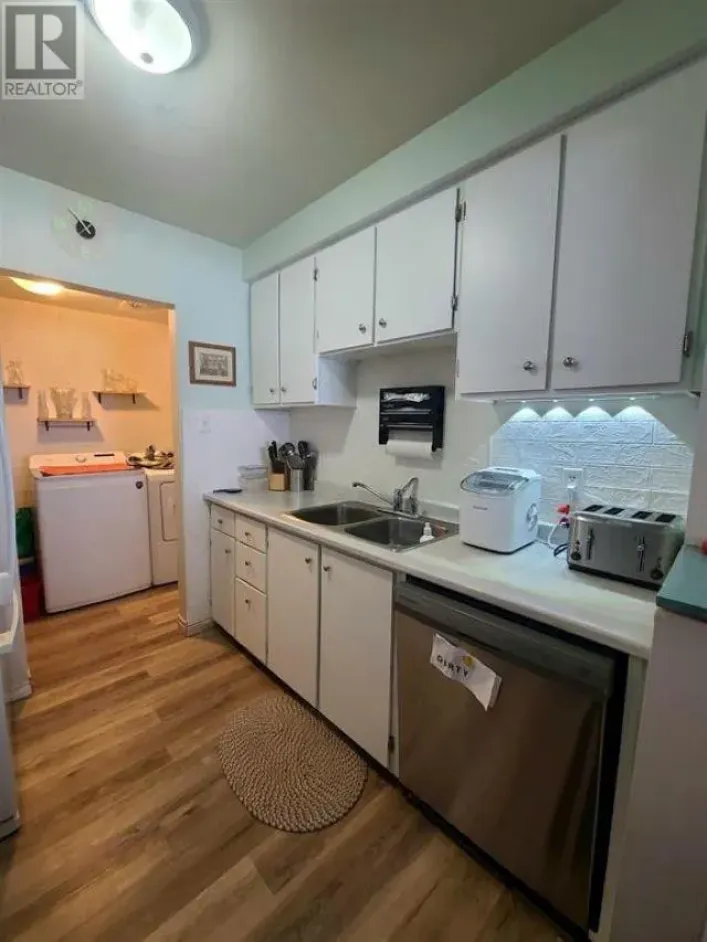 8 Capital PL, Elliot Lake