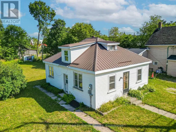8 CONC 5 ROAD W, Tiny
