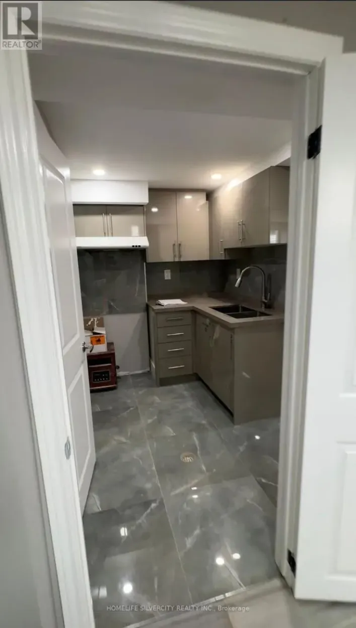 8 GOLDEN GATE DRIVE, Brampton