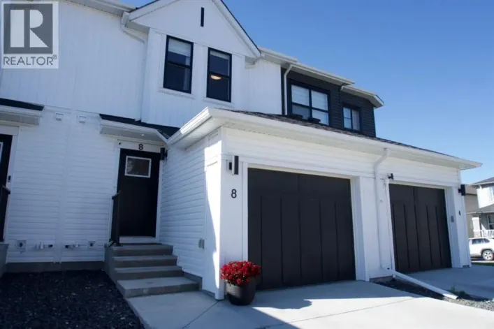 8 Heritage Lane, Cochrane