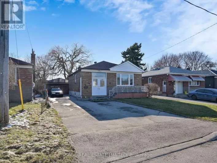 8 LOMBARDY CRESCENT, Toronto