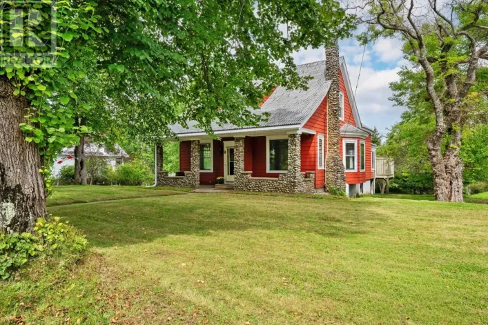 8 Maple Avenue, Lunenburg