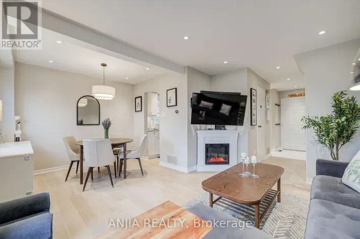 8 MARESFIELD DRIVE, Toronto