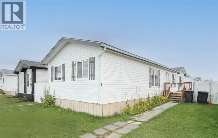 8 Meadowplace Crescent E, Brooks