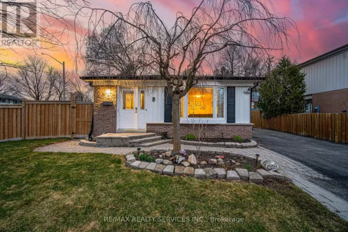 8 REIGATE AVENUE, Brampton
