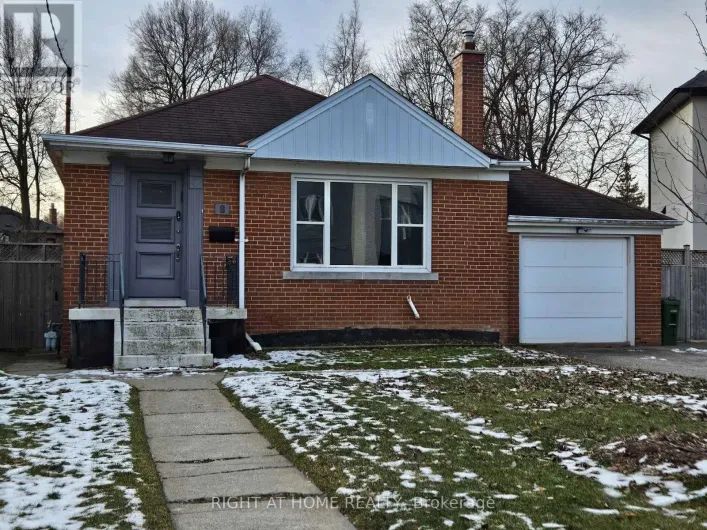 8 ROBERTA DRIVE, Toronto