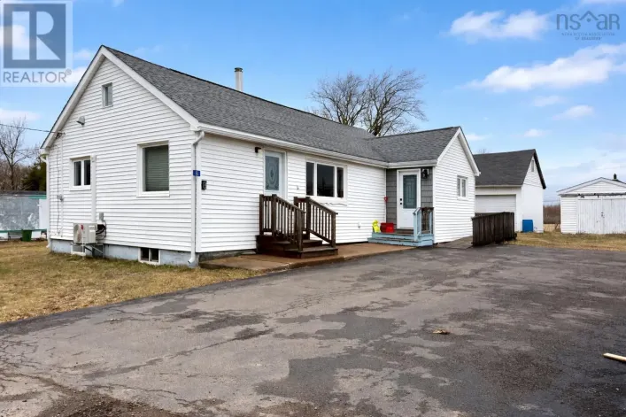 8 Standish Street, West Amherst