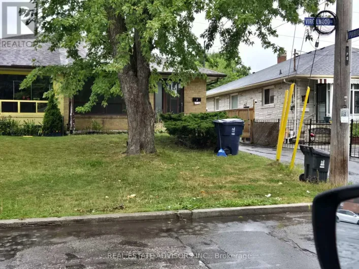 8 VIRGILWOOD DRIVE, Toronto
