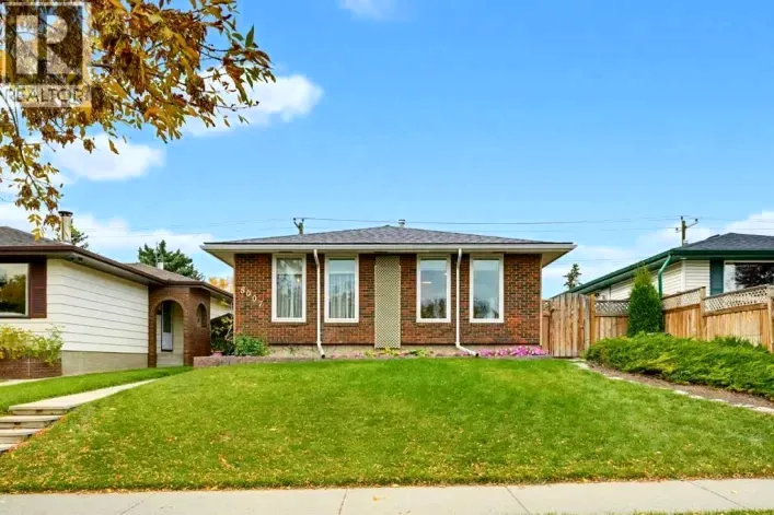 House for sale: 8007 Huntington Street NE, Calgary
