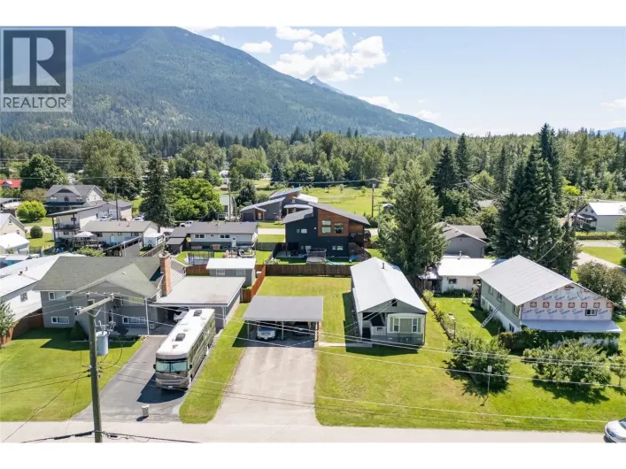 802 Center Street, Revelstoke